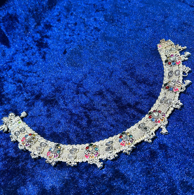 Gleaming Grace: Pure Silver Payal with Intricate Detailing