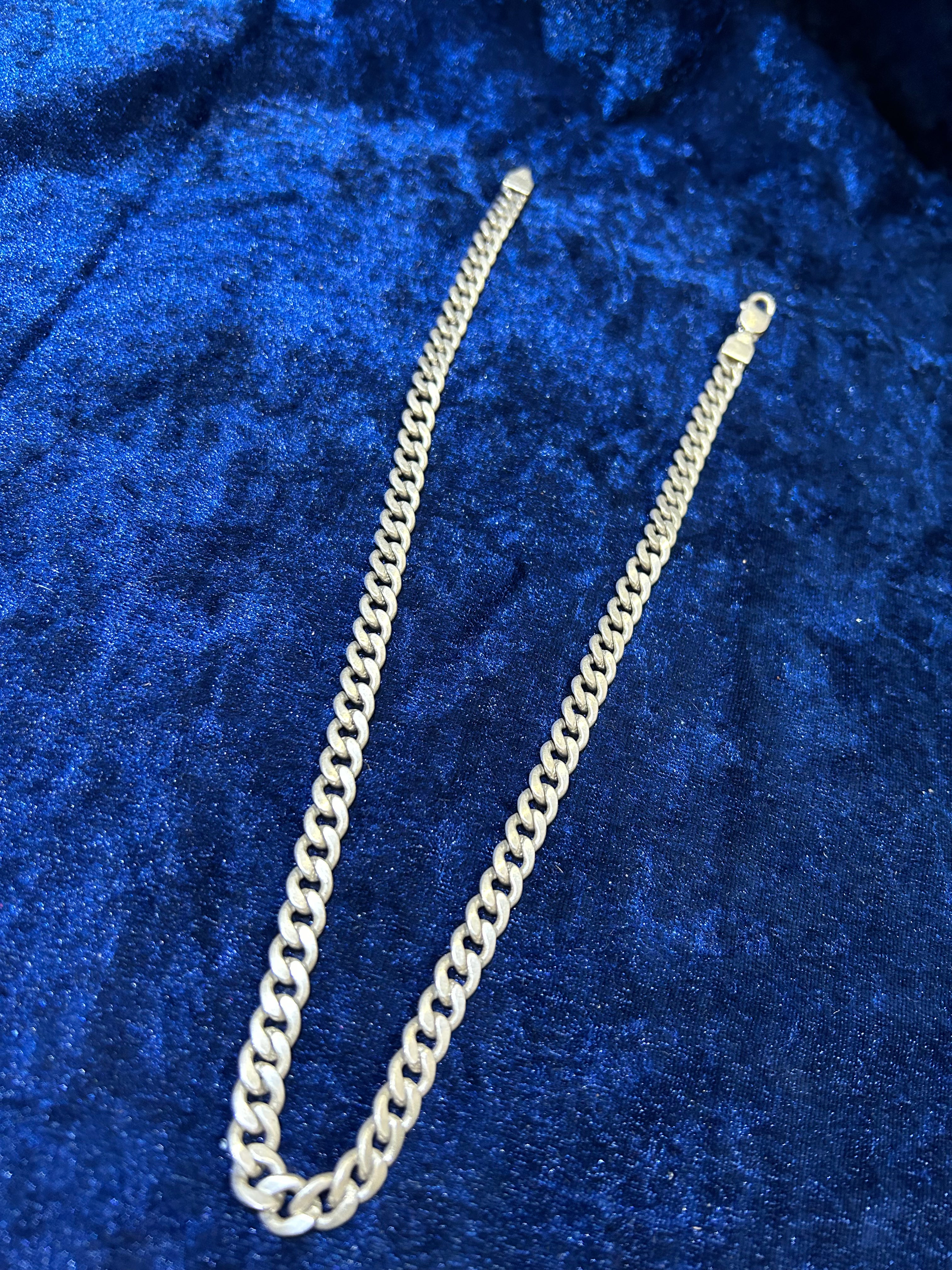 Sleek & Stylish Men’s Pure Silver Chain