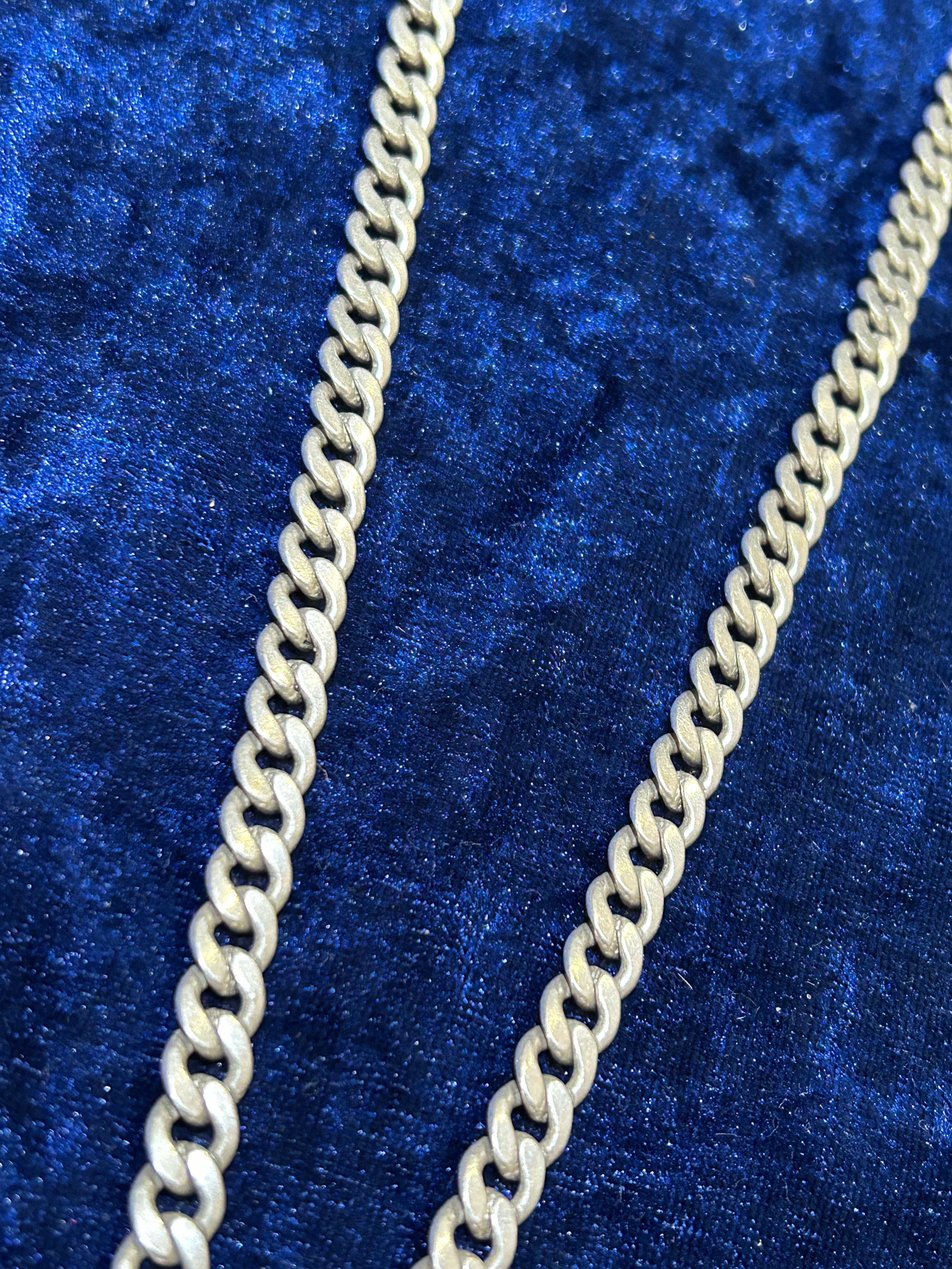 Sleek & Stylish Men’s Pure Silver Chain
