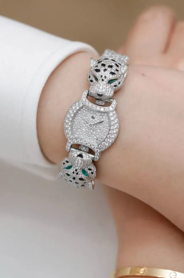 Emerald-Eyed Panther Luxury Watch | Colorless Round-Cut Moissanite Brilliance