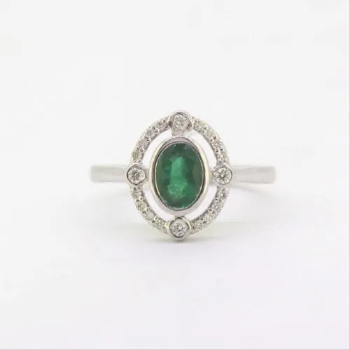 Classic Emerald & Diamond Ring – Nature’s Beauty, Expertly Set