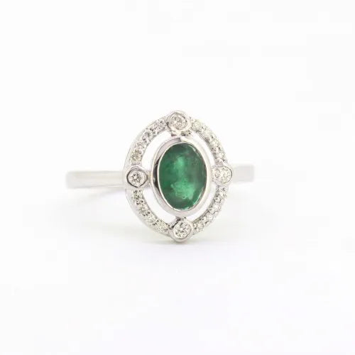 Classic Emerald & Diamond Ring – Nature’s Beauty, Expertly Set