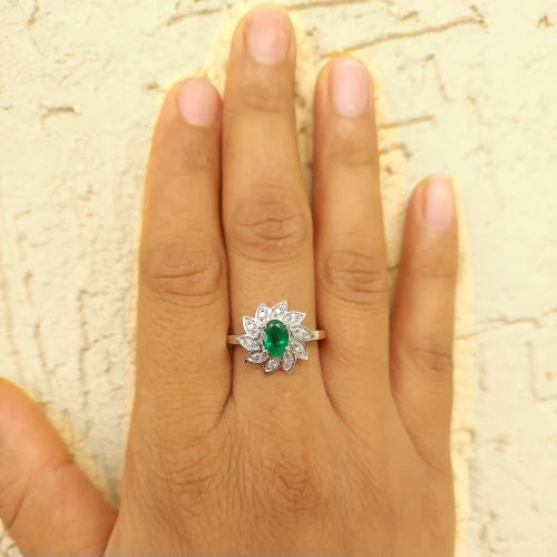 Lush Emerald and Diamond Ring – A Symbol of Sophistication