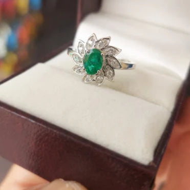 Lush Emerald and Diamond Ring – A Symbol of Sophistication