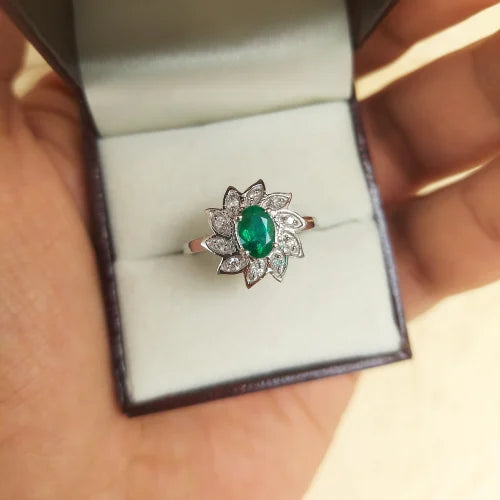 Lush Emerald and Diamond Ring – A Symbol of Sophistication