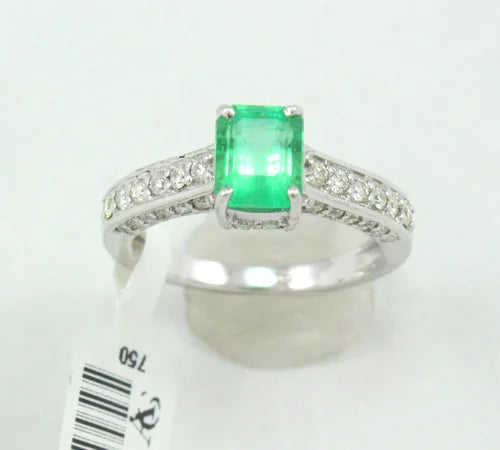 Queen’s Grace – Exclusive White Gold Ring with Emerald & Diamonds