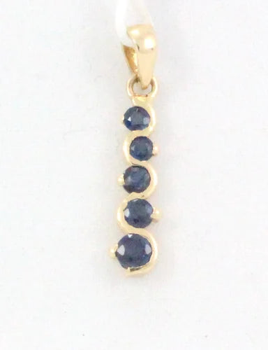 Elegant 14K Yellow Gold Pendant Featuring a Stunning Sapphire